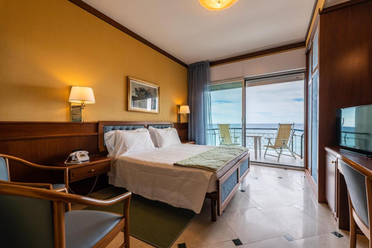 Hotel Bellevue Et Mediterranée Diano Marina Buitenkant foto