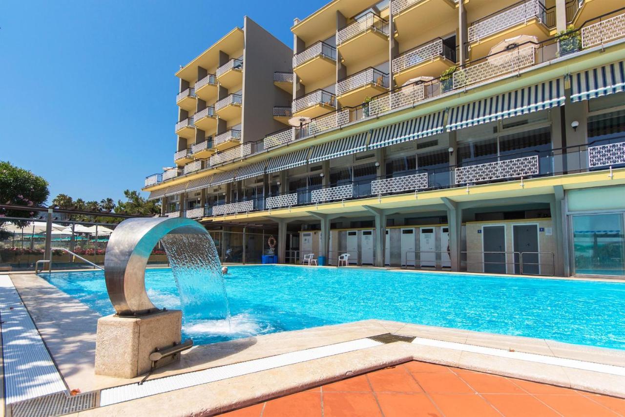 Hotel Bellevue Et Mediterranée Diano Marina Buitenkant foto